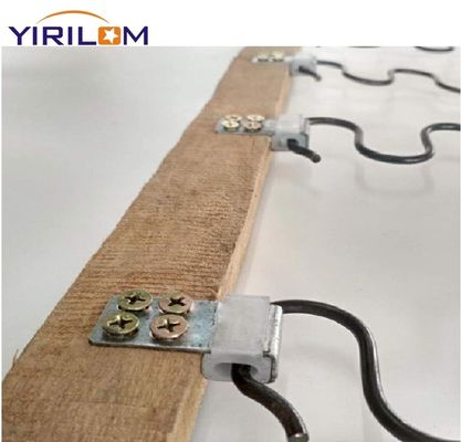 Zink gecoate 4 gaatjes veer clip voor het maken van een bank met een halve plastic dekking